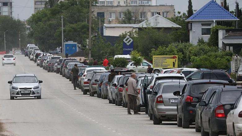 Cola para cargar combustible en Crimea, ocupada por Rusia.