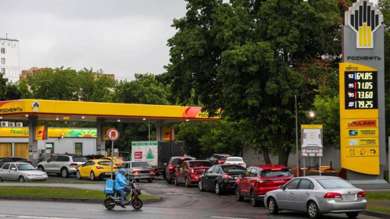 Colas en las gasolineras de Rusia.