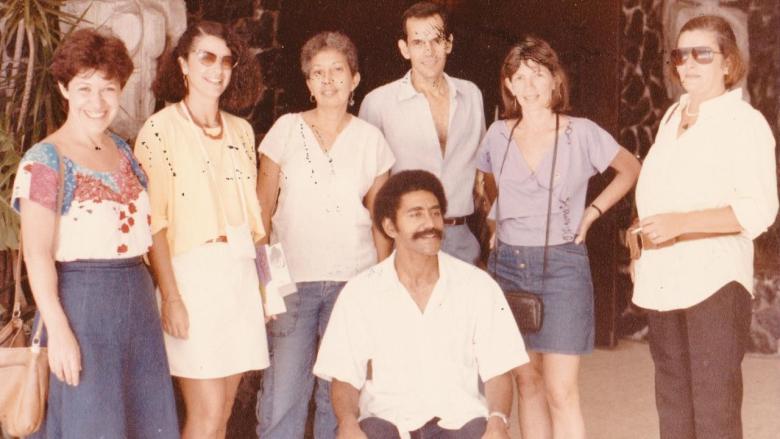 Tania Quintero (3ra por la izquierda) con cuatro brasileñas y dos cubanos a la entrada de El Polinesio en 1984.