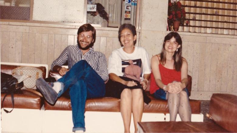 Tania Quintero (centro) con un matrimonio brasileño de Minas Gerais en 1986.