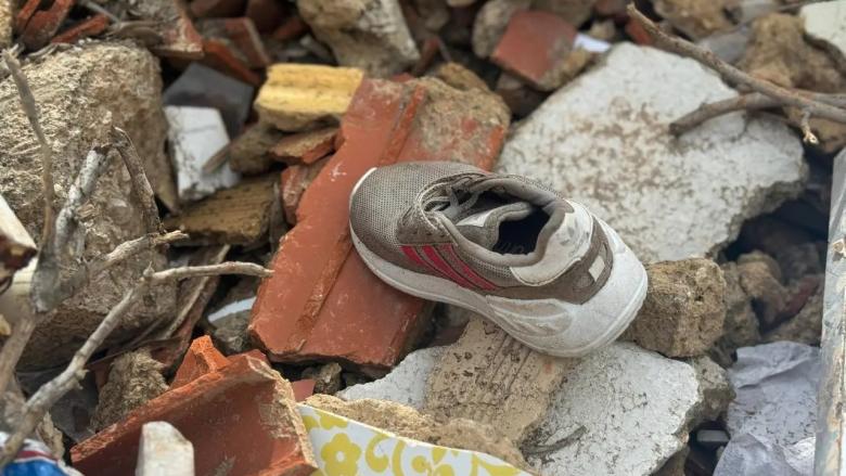 Un zapato entre escombros dejados por los sismos en Venezuela.