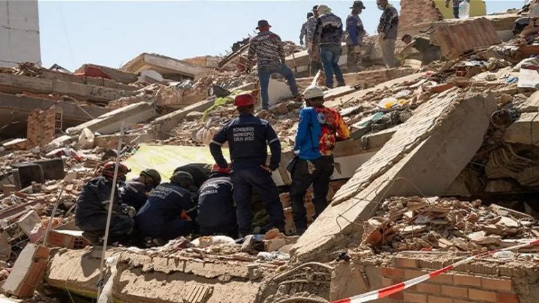 Trabajadores en un los escombros de un edificio destruido por los sismos en Venezuela.
