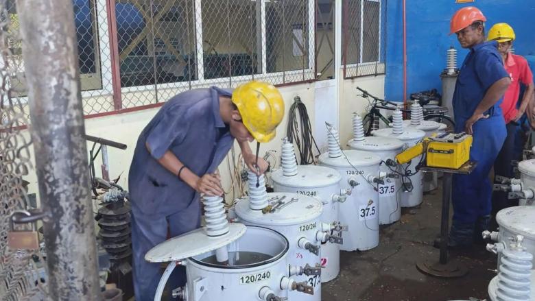 Trabajadores del sector eléctrico en Cuba.