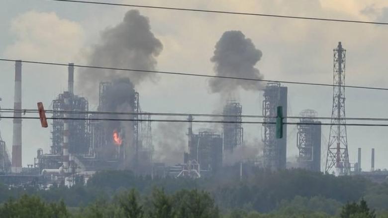 La mayor refinería de petróleo de Rusia, en Omsk, tras el ataque.