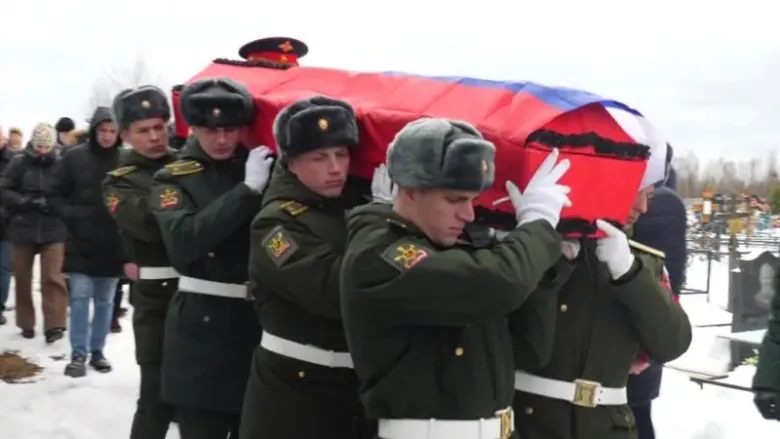 Sepelio de un soldado muerto en la invasión de Rusia contra Ucrania.