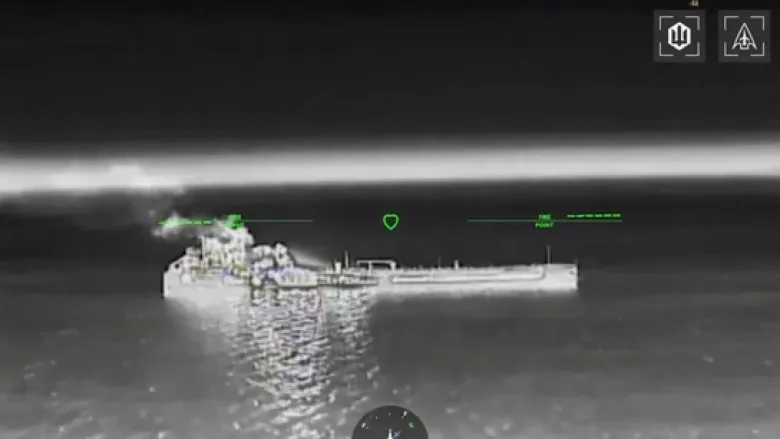 Barco de la "flota fantasma" de Rusia alcanzado por drones de Ucrania.