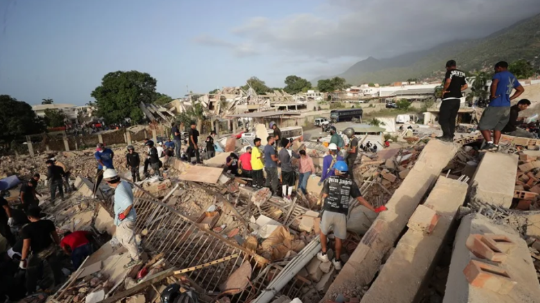 Personas realizan labores de búsqueda en una zona afectada por un terremoto, en La Guaira.