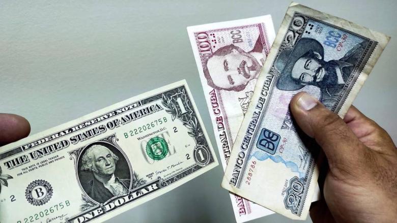 Billetes de dólar de EEUU y pesos cubanos.