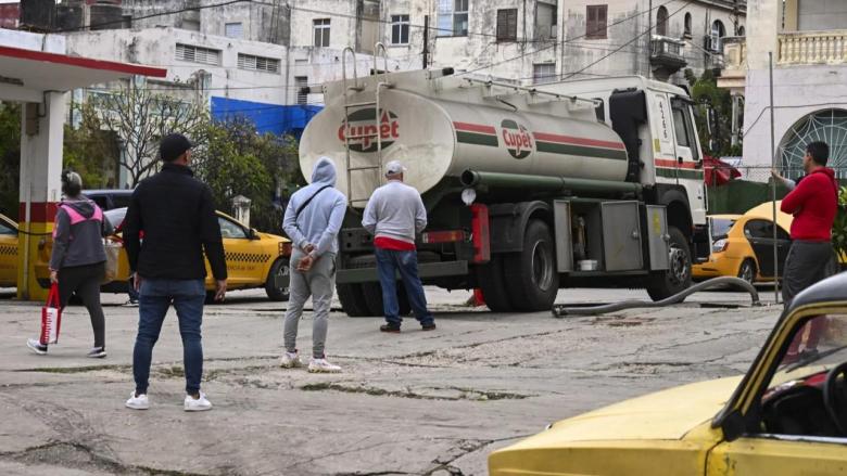 Descarga de una pipa de combustible en una gasolinera en La Habana.