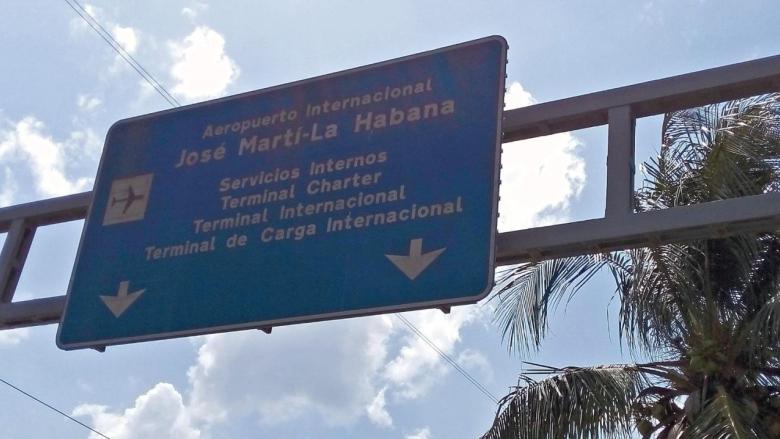 Valla informativa en una carretera de La Habana.