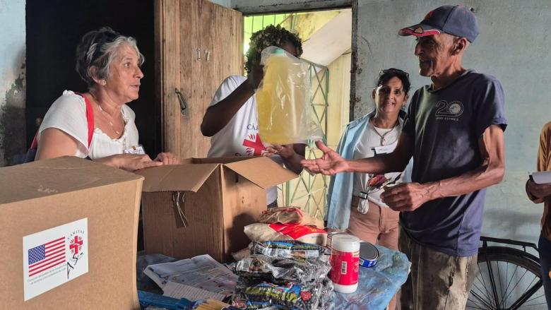 Distribución de módulos de la ayuda humanitaria de EEUU en Cuba.
