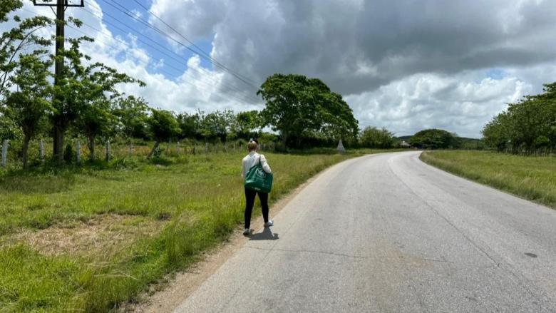 La Carretera Central de Cuba, desierta.