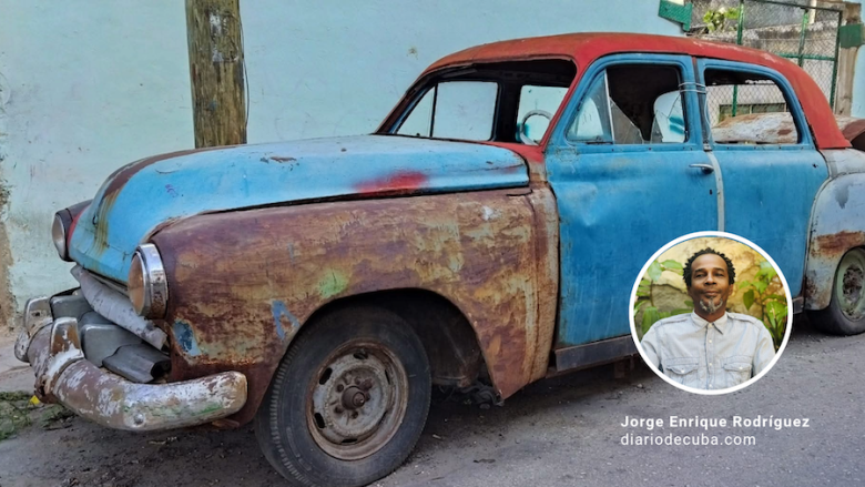 Restos de un Plymouth de 1952 en una calle de La Habana.