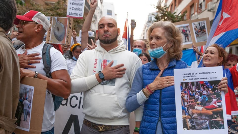 Lázaro Mireles (centro) junto a la opositora Elena Larrinaga en una protesta contra un concierto de Silvio Rodríguez en Madrid.