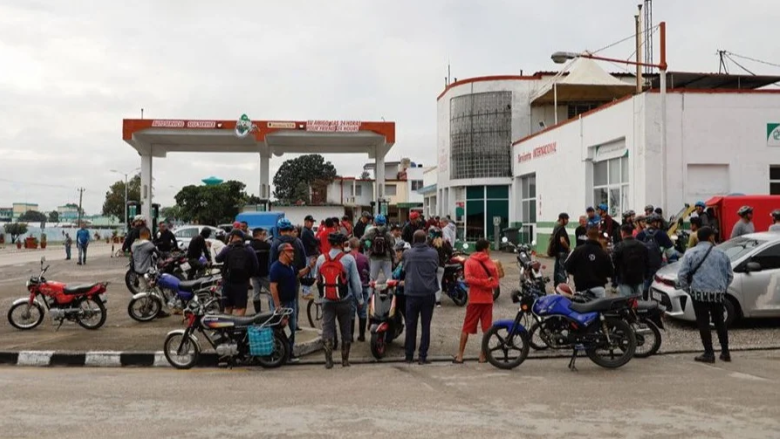 Cola en una gasolinera en Cuba.