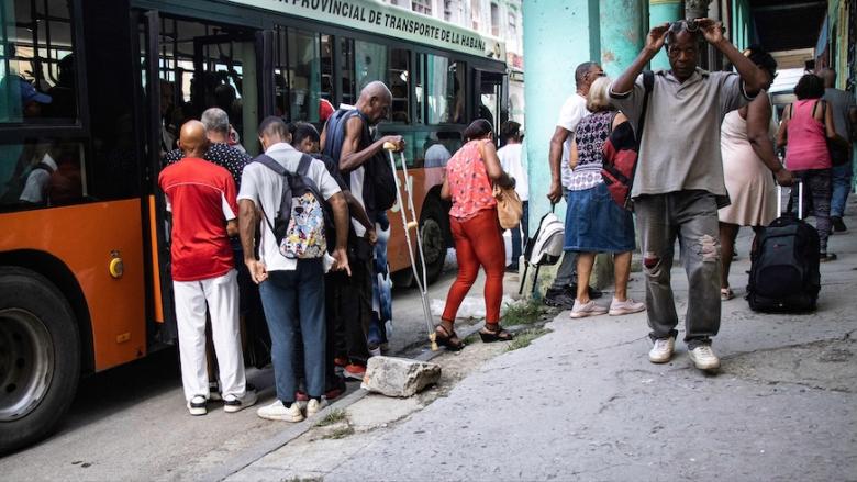Cola de guagua en La Habana. 