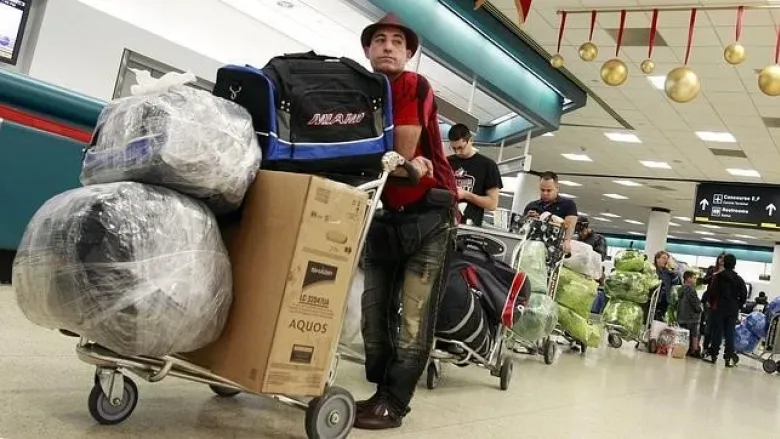 Viajeros con destino a Cuba en el Aeropuerto de Miami.