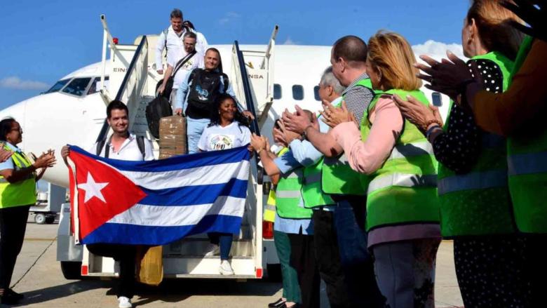 Recibimiento de médicos cubanos procedentes de Jamaica. 