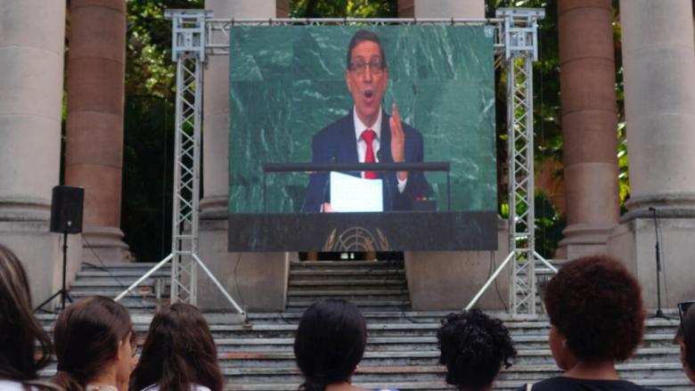 Alumnos de la Universidad de La Habana escuchan al canciller cubano, Bruno Rodríguez, quien interviene en la ONU.
