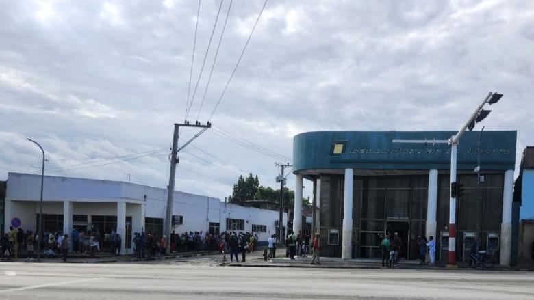 Cola en un banco en Santiago de Cuba.
