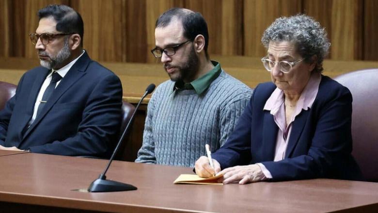 Alberto Sierra (centro) y sus abogados, Khurrum Wahid y Joyce Brenner.