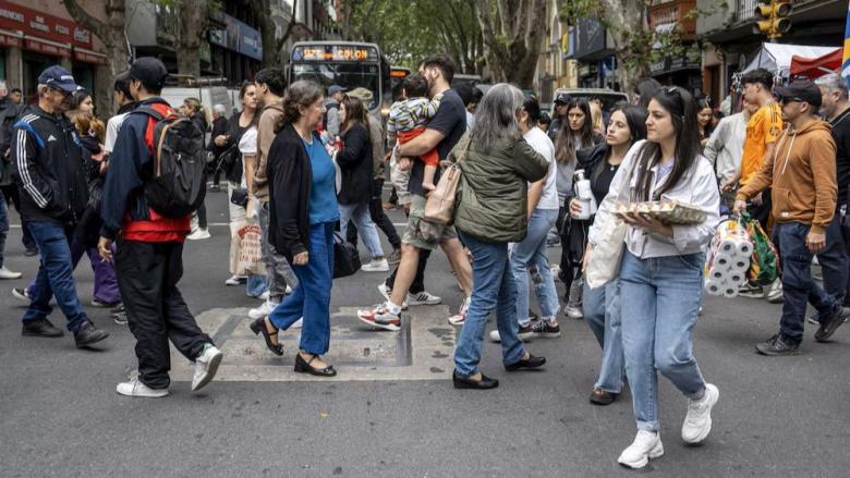 Peatones cerca del mercado Tristán Narvaja en Montevideo, Uruguay. 