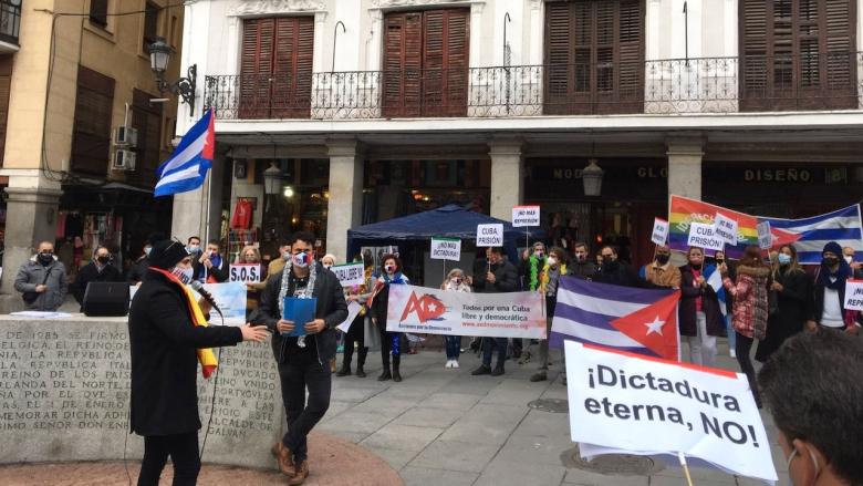 Protesta de activistas cubanos frente al Ministerio de Asuntos Exteriores de España.