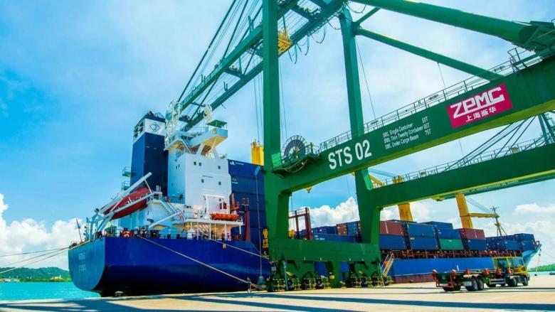 Descarga de contenedores en un puerto cubano.