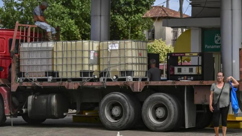 Un camión con depósitos de combustible importado de EEUU en una gasolinera de La Habana.