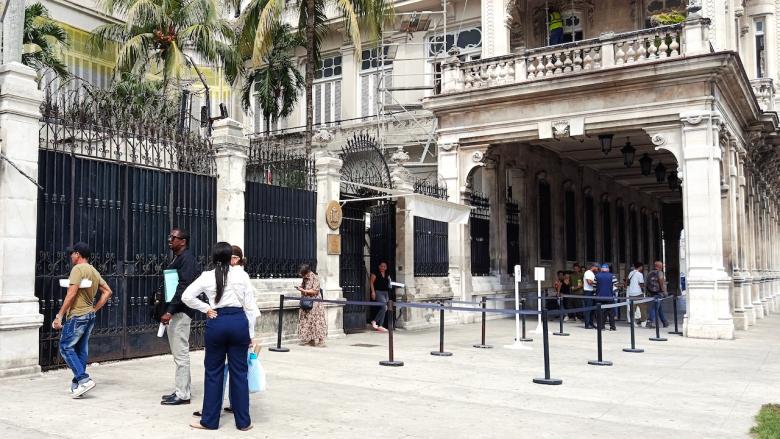 Cola en el Consulado General de España en La Habana.