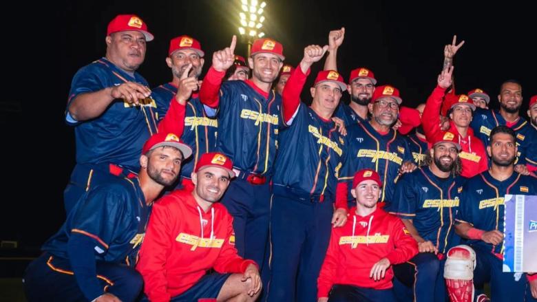 El equipo de béisbol de España tras asegurar la clasificación al Premier 12.