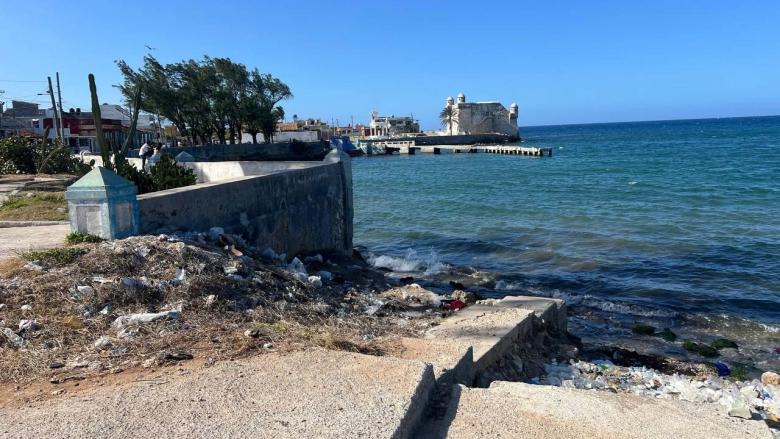 Basura en la playa de Cojímar.