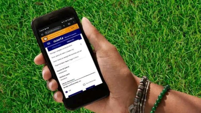 Servicios de ETECSA en un teléfono móvil.