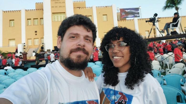 Gabriela Fernández y Michel Torres, conductores de 'Con Filo'.