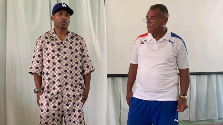 Yuriorkis Gamboa y un funcionario de la Dirección de Deporte de Guantánamo.