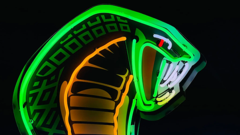 Anuncio lumínico con cobra.