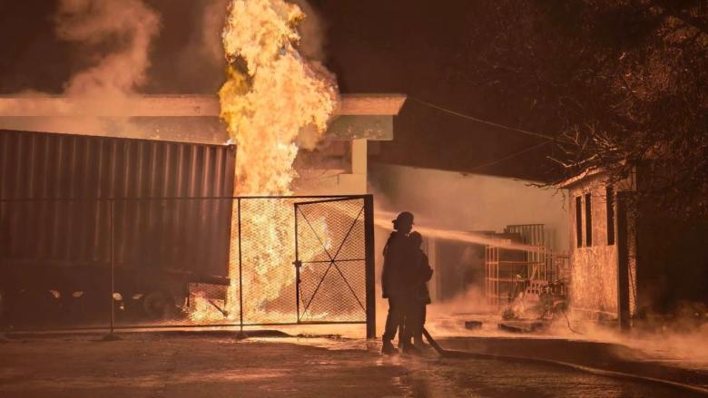 Incendio en un isocontenedor de combustible en Azutecnia, Manzanillo.