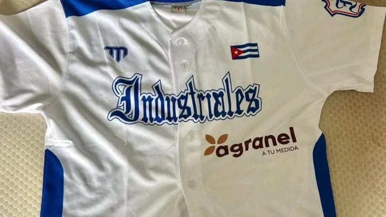 Nueva camiseta de Industriales, con el logo de su patrocinador.