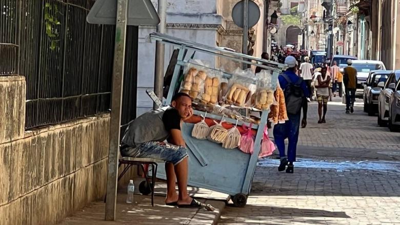 Un joven vendedor ambulante en La Habana.
