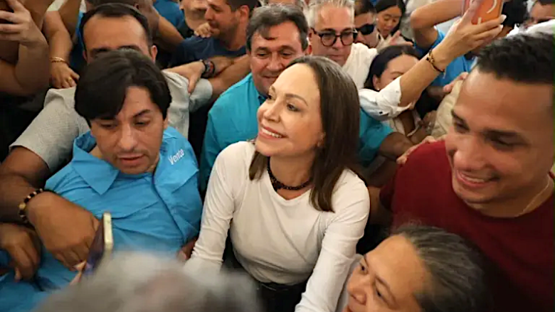 María Corina Machado recibida por multitudes a su regreso a Venezuela.