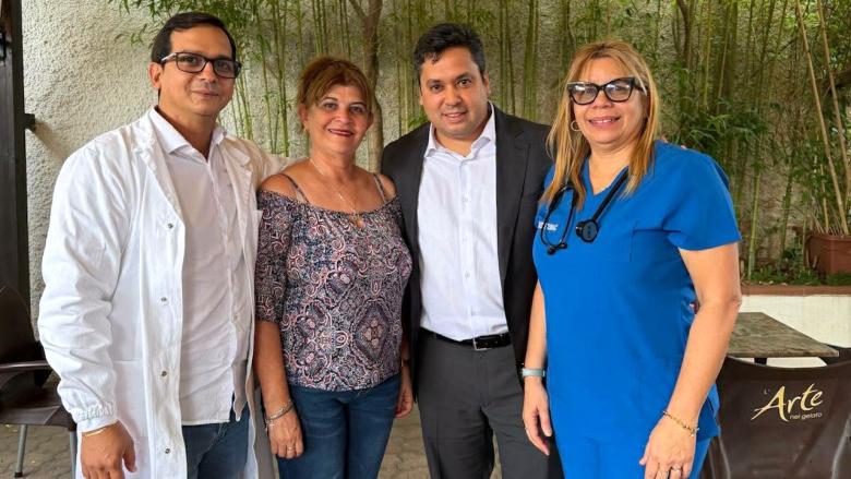 Médicos cubanos junto al embajador del régimen en Italia, Jorge Luis Cepero.