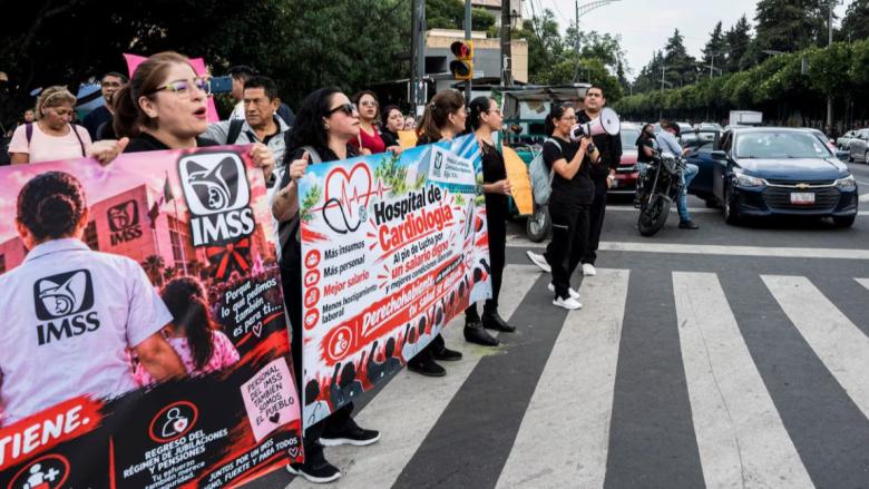 Protesta de trabajadores del IMSS en Ciudad de México, este lunes. 