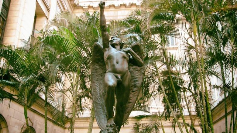 'Ángel caído' de Salvatore Buemi, en un patio del Capitolio Nacional, La Habana. 