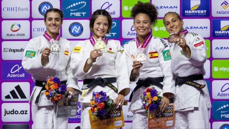 Ayumi Leiva (tercera i) en el podio del Mundial de Bakú.