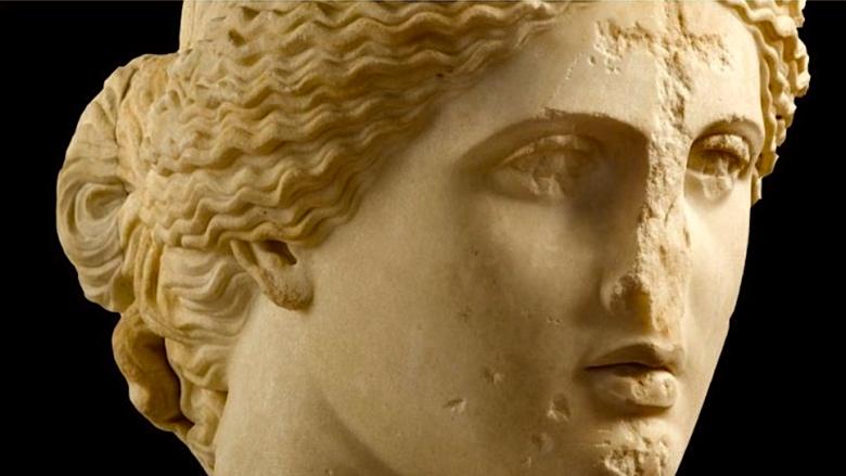 Estatua de Afrodita atacada por cristianos primitivos, con la cruz en la frente.