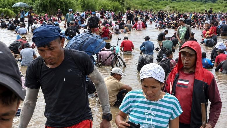Cubanos buscando oro en el río Buey, de Granma.