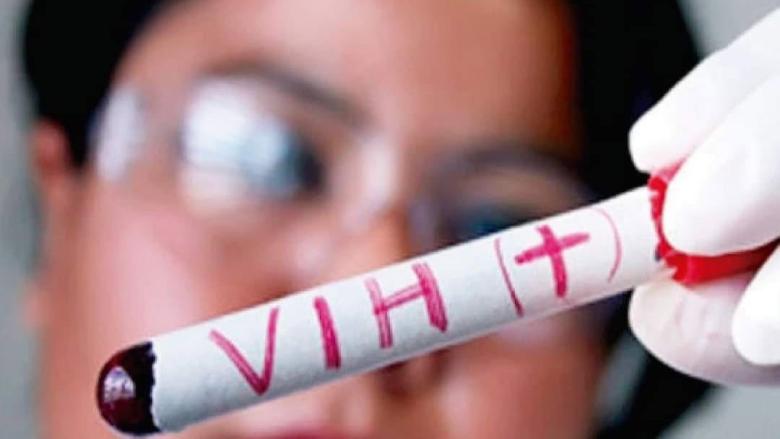 Una doctora sostiene un test de VIH.