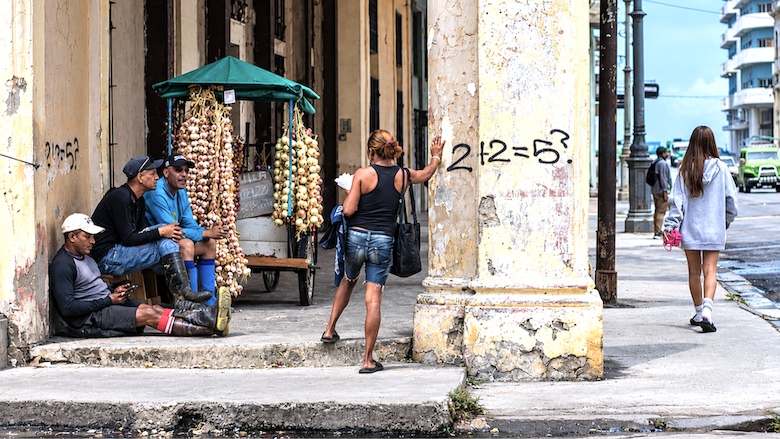 Vendedores de ajo en la calle Galiano, Centro Habana.