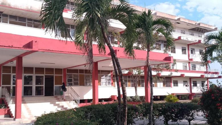 Exterior del hospital de Contramaestre, Santiago de Cuba.