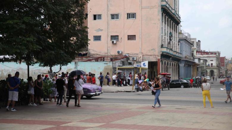 Cubanos hacen cola en las inmediaciones del Consulado de España en La Habana.